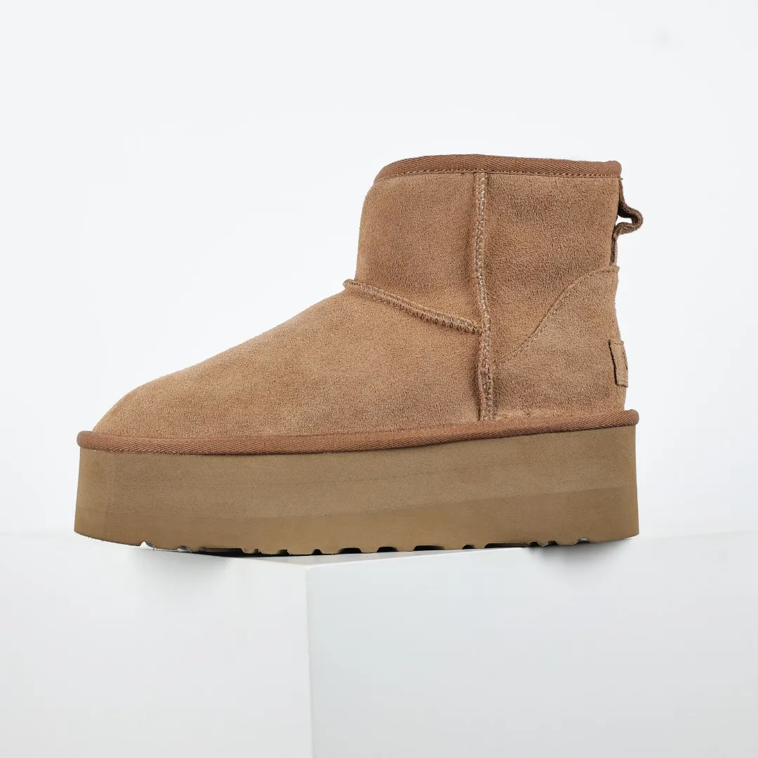 Pick up locally 💰580 Core recommended good price It is a very suitable choice for home furnishings. In the new year, uug launched a series of styles, which are partial to the preferences of young consumers and have also moved to the forefront of fashion trends. Shoe body material: water-repellent coated suede upper, 17 mm UGGPURE™ implantable wool insole, lightweight non-slip and comfortable rubber outsole, with brand LOGO and trademark, with full packaging Size: 35 36 37 38 39 40